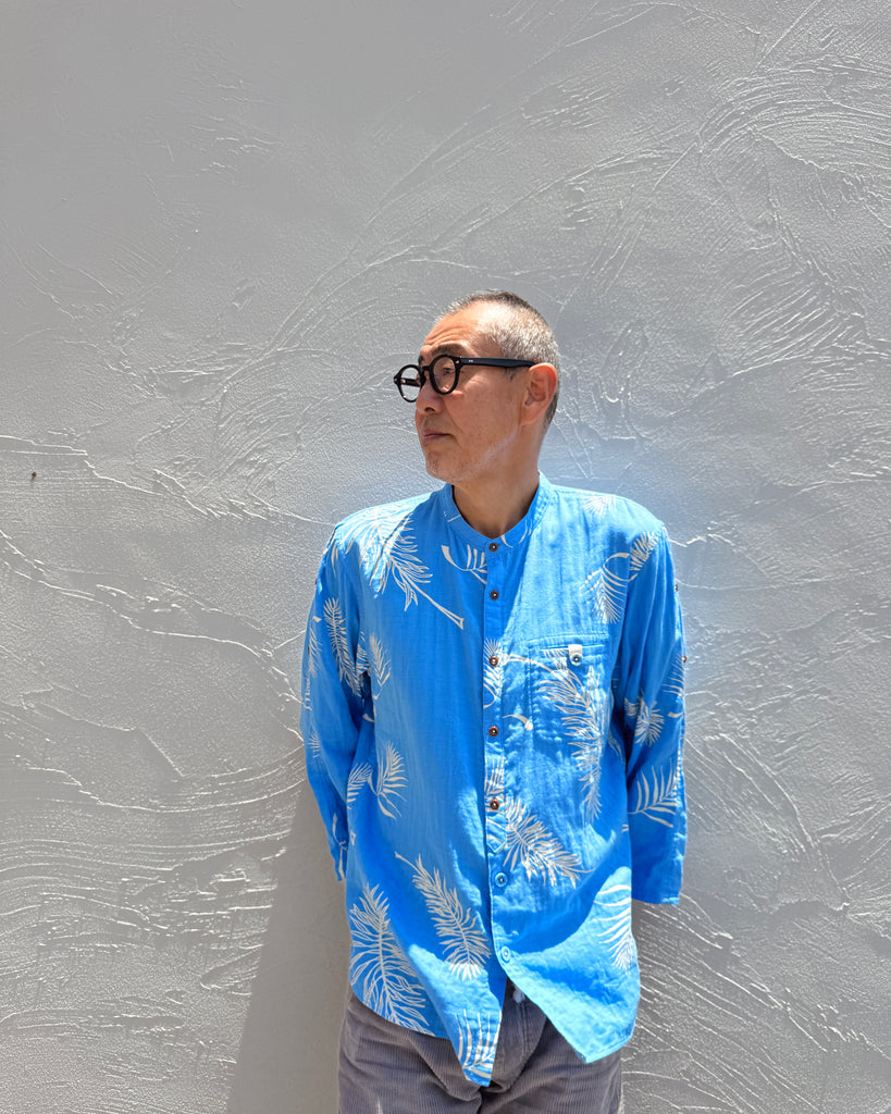 Band collar bracelet sleeve shirt / Palm leaf print Double gauze