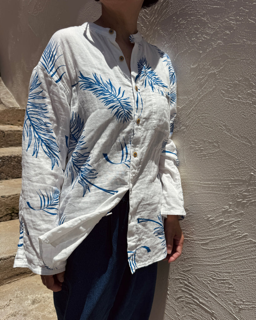 Band collar bracelet sleeve shirt / Palm leaf print Double gauze